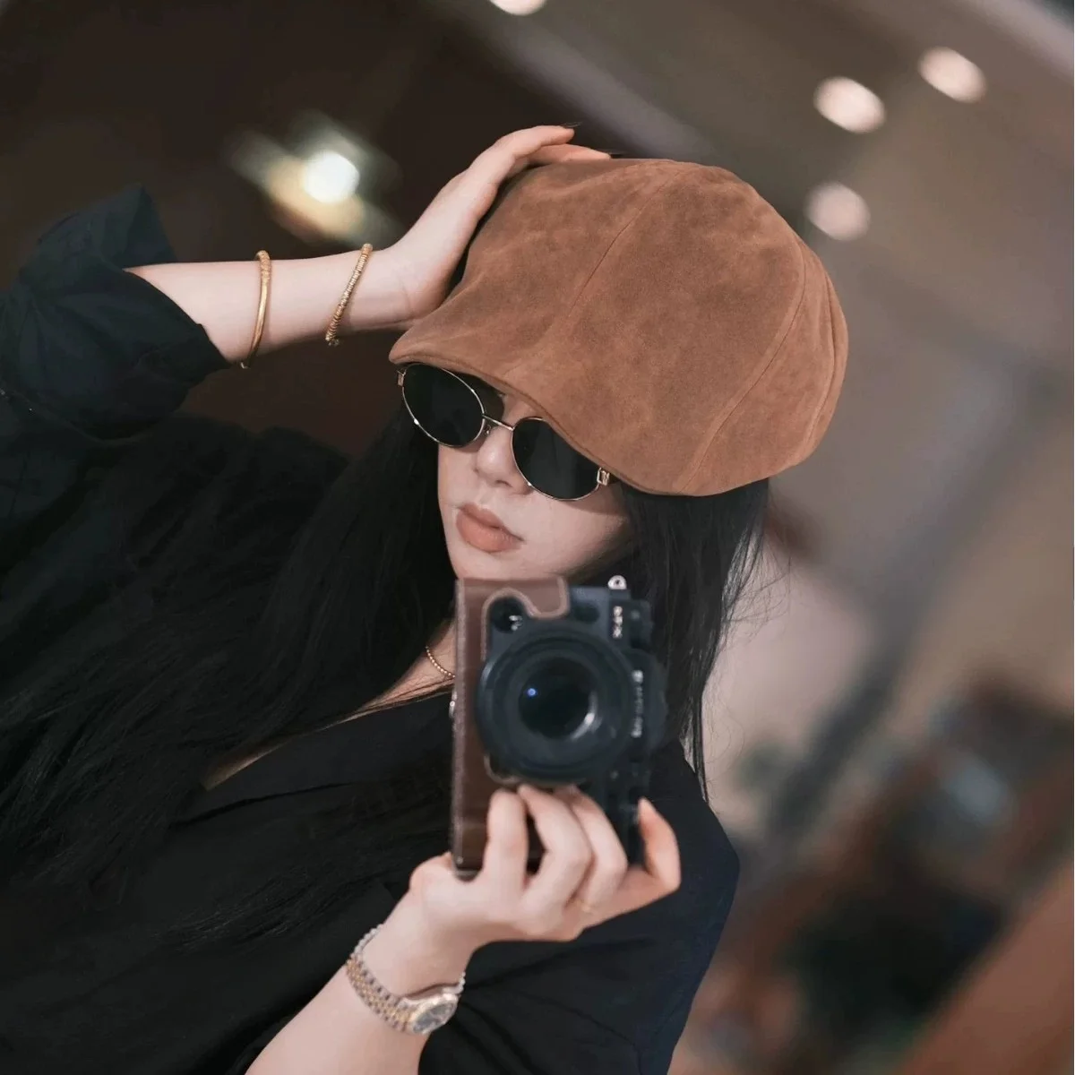 cappelli-alla-moda-con-visiera-sporgente-sia-da-uomo-che-da-donna-cappellini-stile-«newsboy»-che-slanciano-la-figura-cappelli-da-artista-marroni-berretti-versatili-per-l’autunno-inverno
