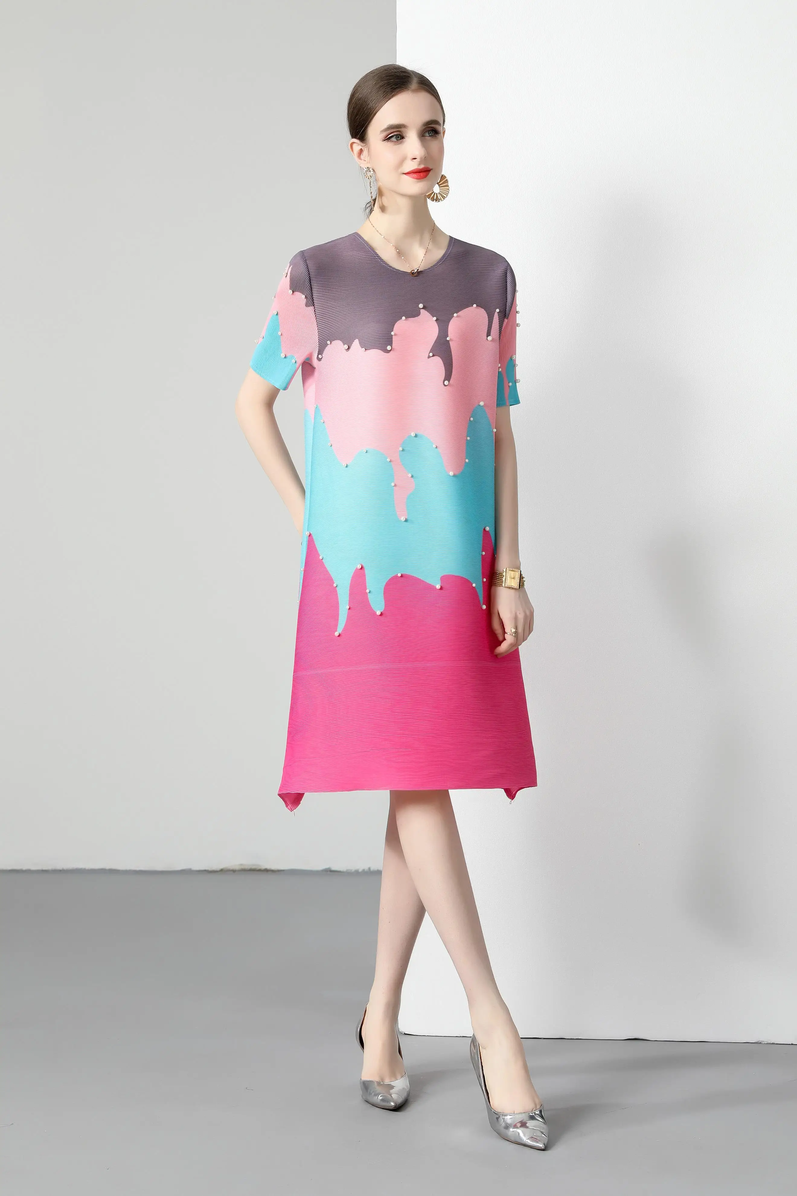 Miyake Plissee-Kontrast-Eiscreme-Druck-Perlenkleid, süße schlankmachende Damenbekleidung, Rundhals-A-Linien-Rock 2025, Damen