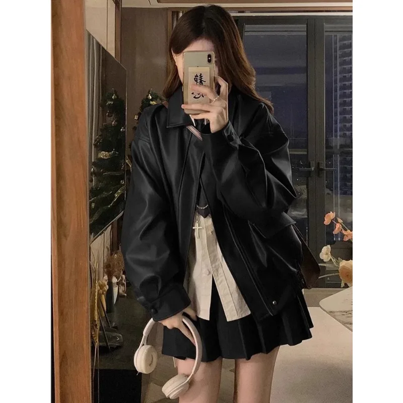 เสื้อแจ็คเก็ตผู้หญิงสีดำสไตล์เรโทร ทำจากหนัง PU สำหรับคู่รัก ใส่สบายๆ ในฤดูใบไม้ร่วง แฟชั่นเสื้อผ้าผู้หญิง แขนยาว อุ่น มีกระเป๋าต่อผ้า ดีไซน์ใหม่