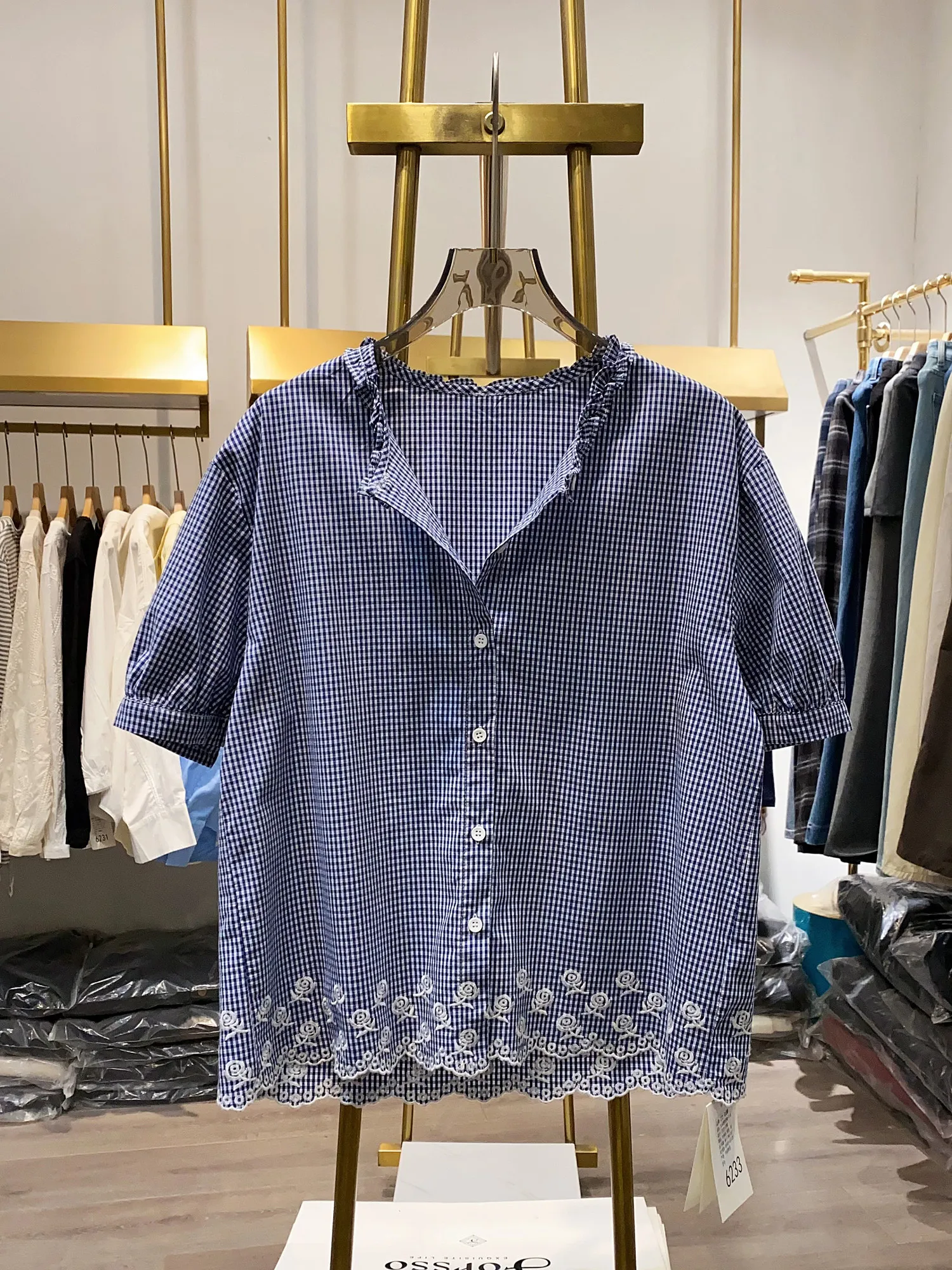 

Нежная и стильная свободная блузка с круглым вырезом, цветочной вышивкой и рюшами, с короткими рукавами, женская модная летняя новинка, универсальная блузка.