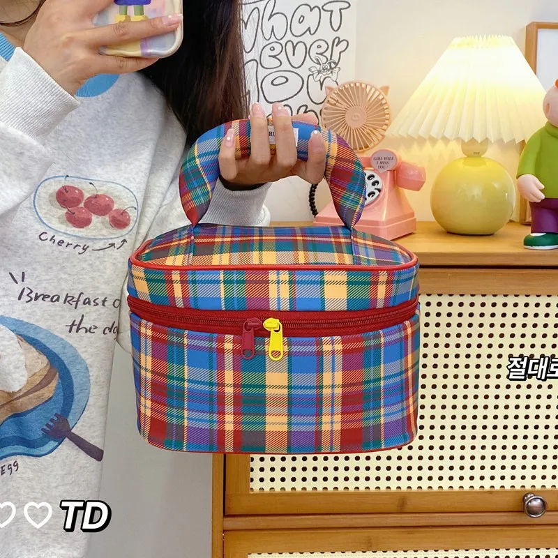 New plaid makeup bag for young girls' travel and grooming, multifunctional makeup storage bag