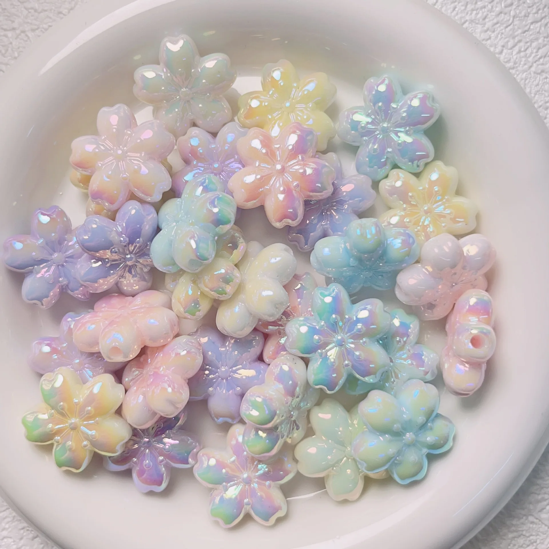 Perles en vrac en acrylique plaqué UV, motif fleur de cerisier, fleurs lumineuses DIY, accessoires à trou traversant, pendentifs, chaînes de suspension, matériel de bijouterie