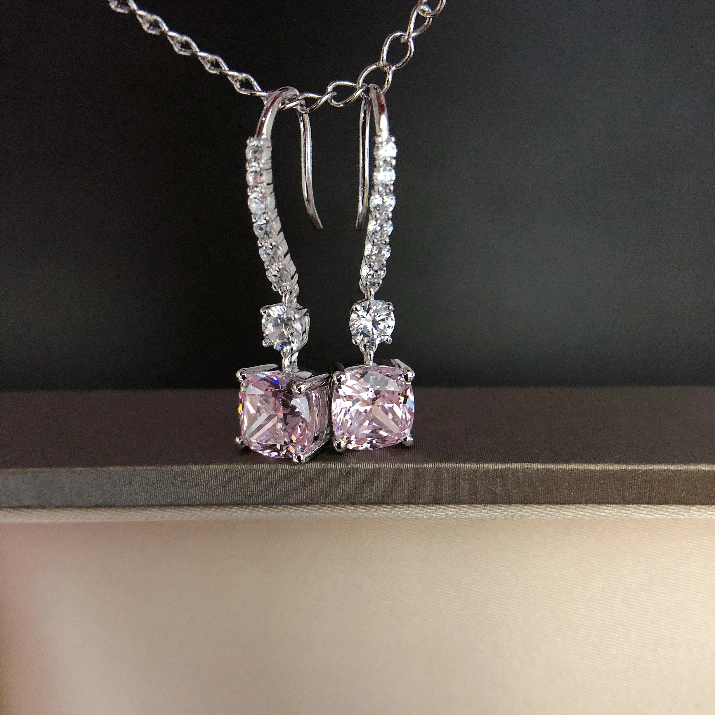 (4 Karat insgesamt) 2 Karat pro Stück, Ohrstecker mit rosa Diamanten im Cushion-Schliff, 18 Karat Weißgold, AU750, Damen-Schmuck, E060 – Detail 4