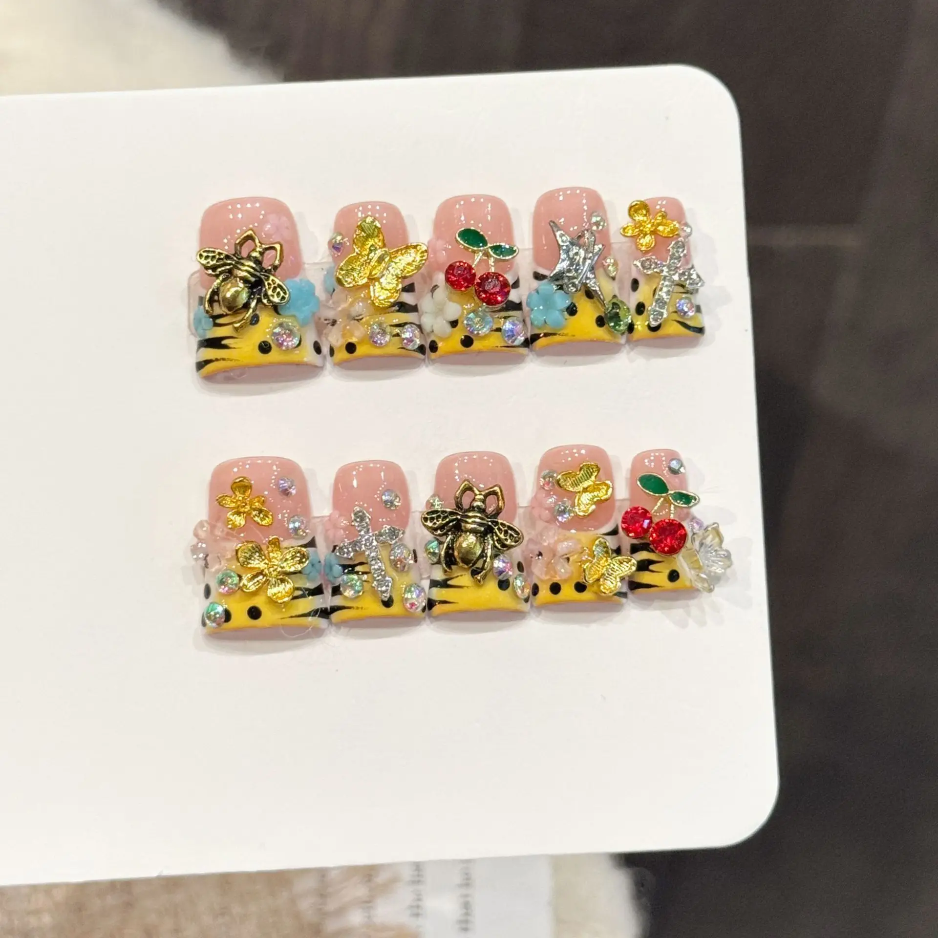 

10 шт., накладные ногти с леопардовым принтом, золотой бабочкой и пчелой, желтые накладные ногти во французском стиле ручной работы, милые девушки, ногти в виде утконоса