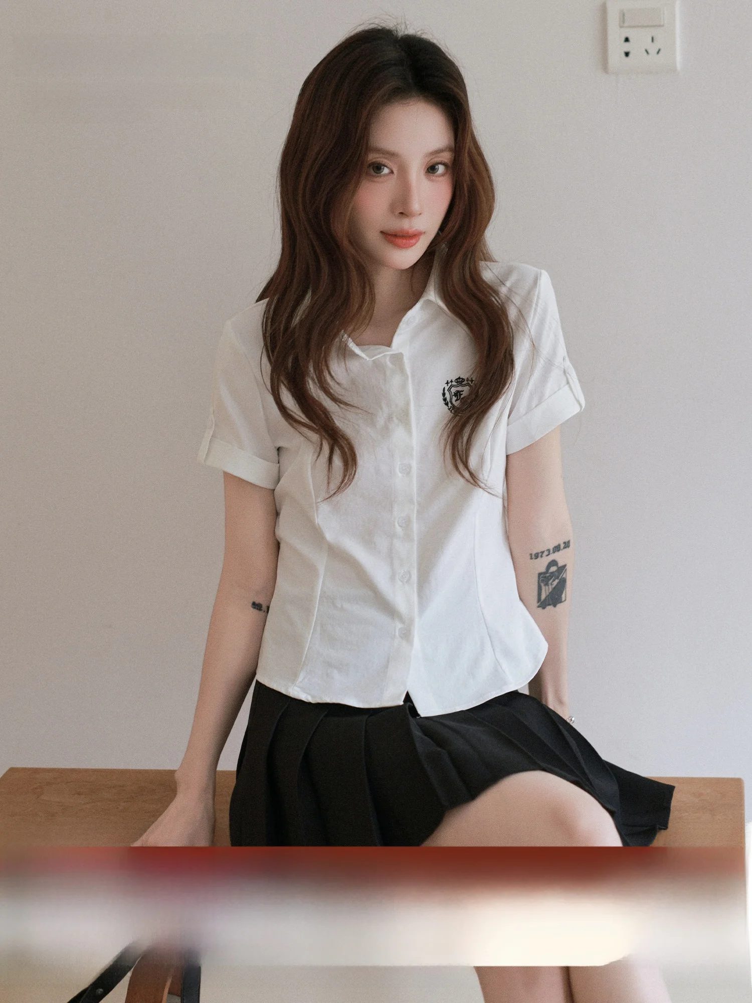 

Meng Xiaoqi 2026 Spring Summer Slim Fit Short Sleeve Embroidered Shirt Women's College Style Fashion Casual White Shirt