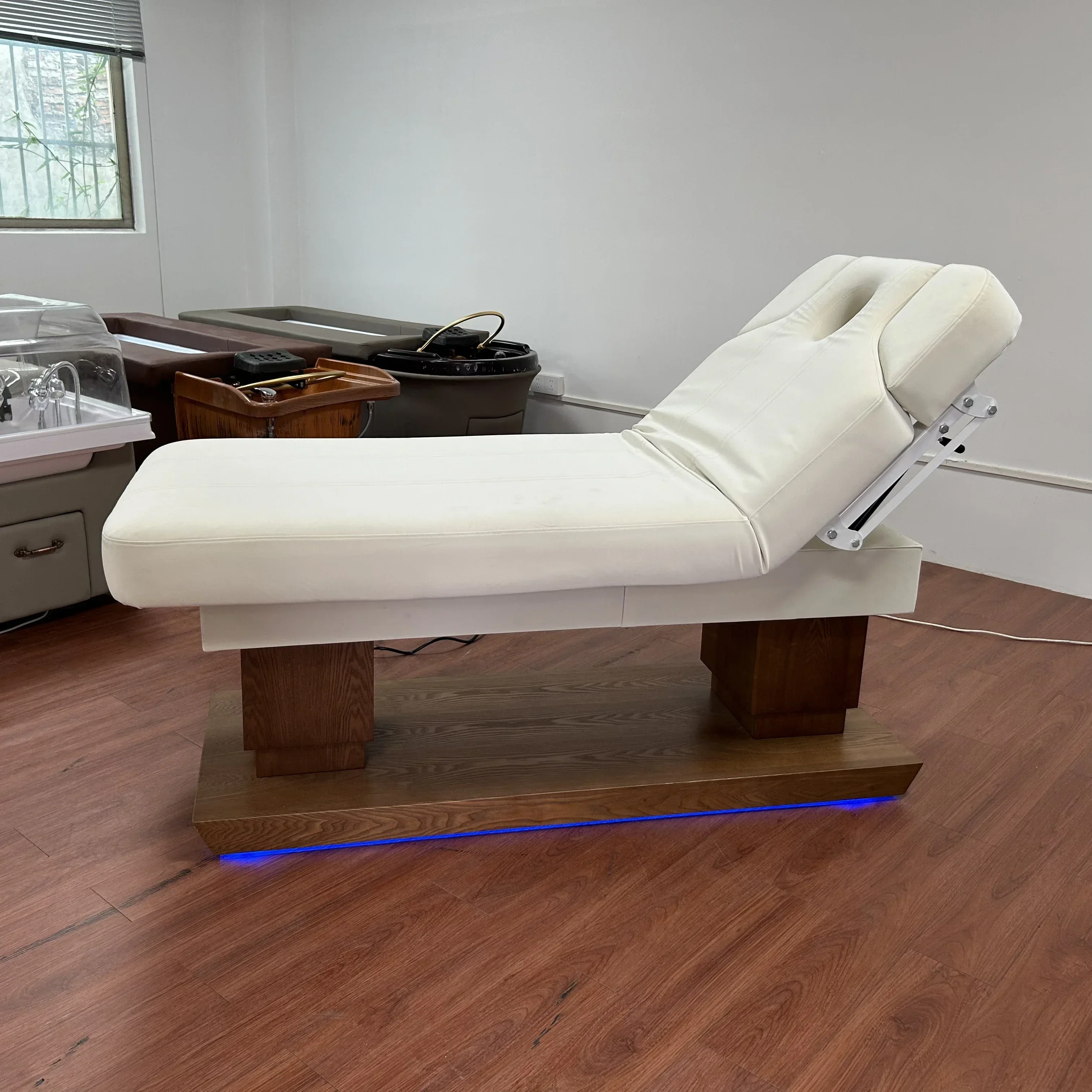 E High Quality Wood Grain Basdouble Column 4motor Electric Beauty Massage Bed With Customizable LOGO Facial Bed For Beauty Salon