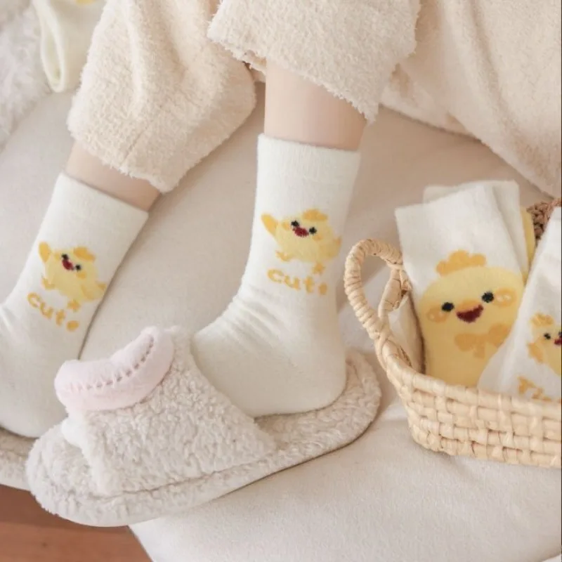 5 pares de calcetines gruesos peludos lindos de Otoño Invierno para mujer calcetines amarillos con estampado de pollito de dibujos animados cálidos para dormir en el suelo de la nieve calcetines a media pantorrilla para mujer 2025