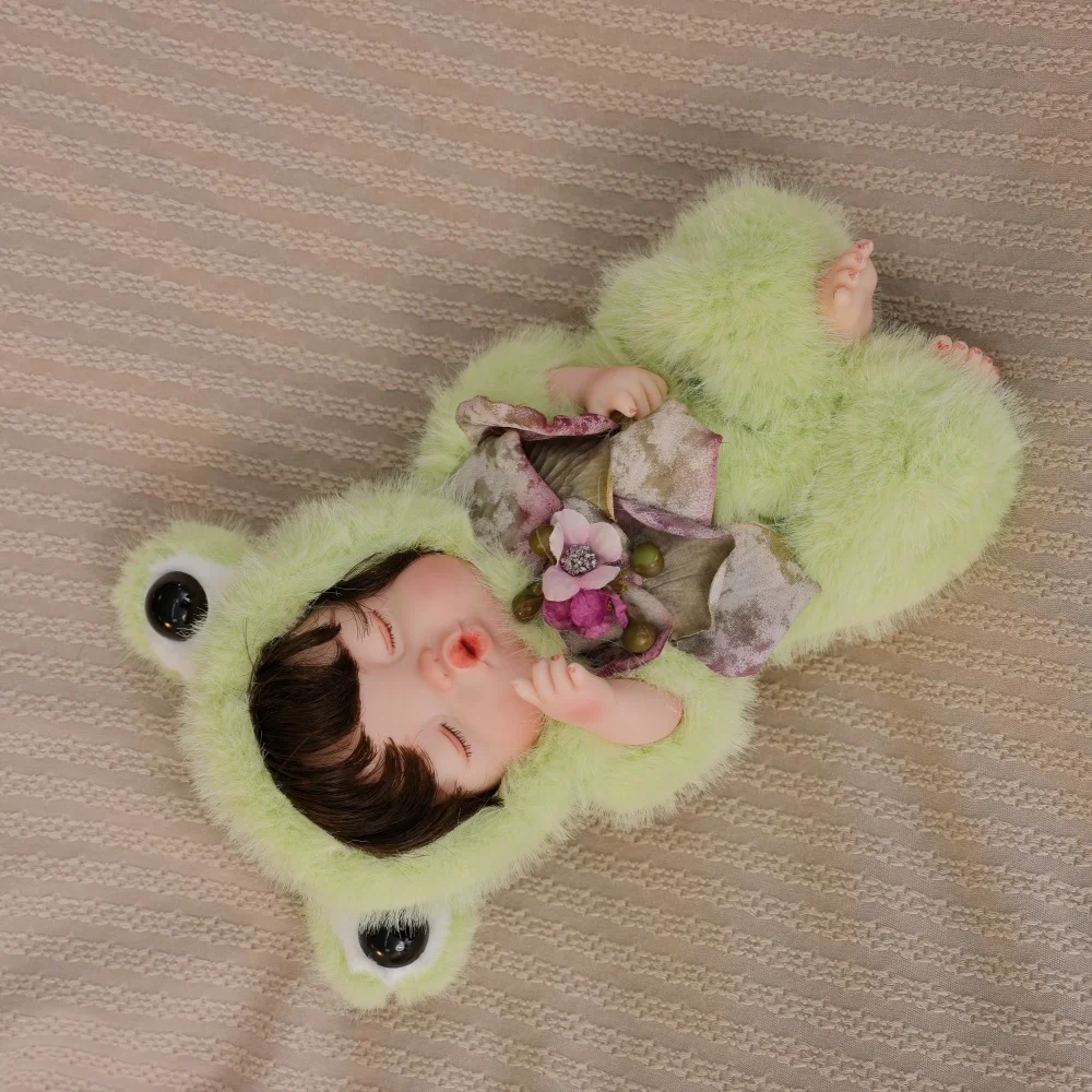 10 Inch Afgewerkte Reborn Babypop Volledige Kawaii Vinyl Meisje Originele Groene Kikker Hoed Levensechte 3D Huid Reborn Voor Kinderen Kerst Speelgoed
