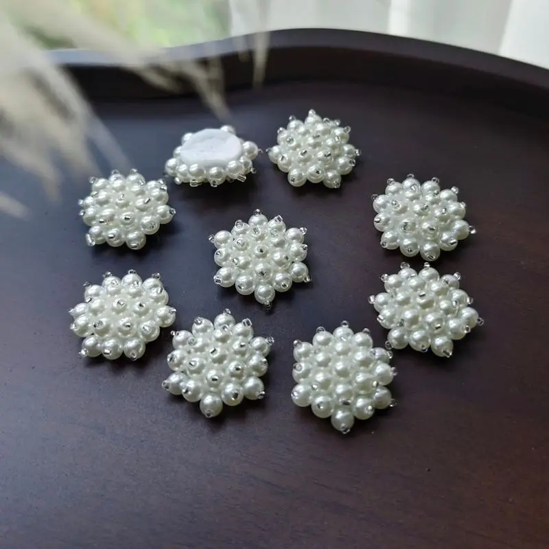 10 Stück DIY Handgefertigte Perlen-Stoffapplikationen für Kleidungszubehör - Imitationsperlen-Blumen Runde Knöpfe