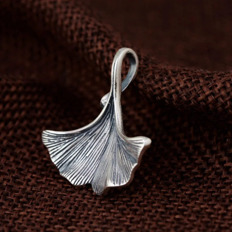 

990 foot Silver Charm Jewelry Retro Simple Ginkgo Leaf Plant Fashionable Women's Pendant