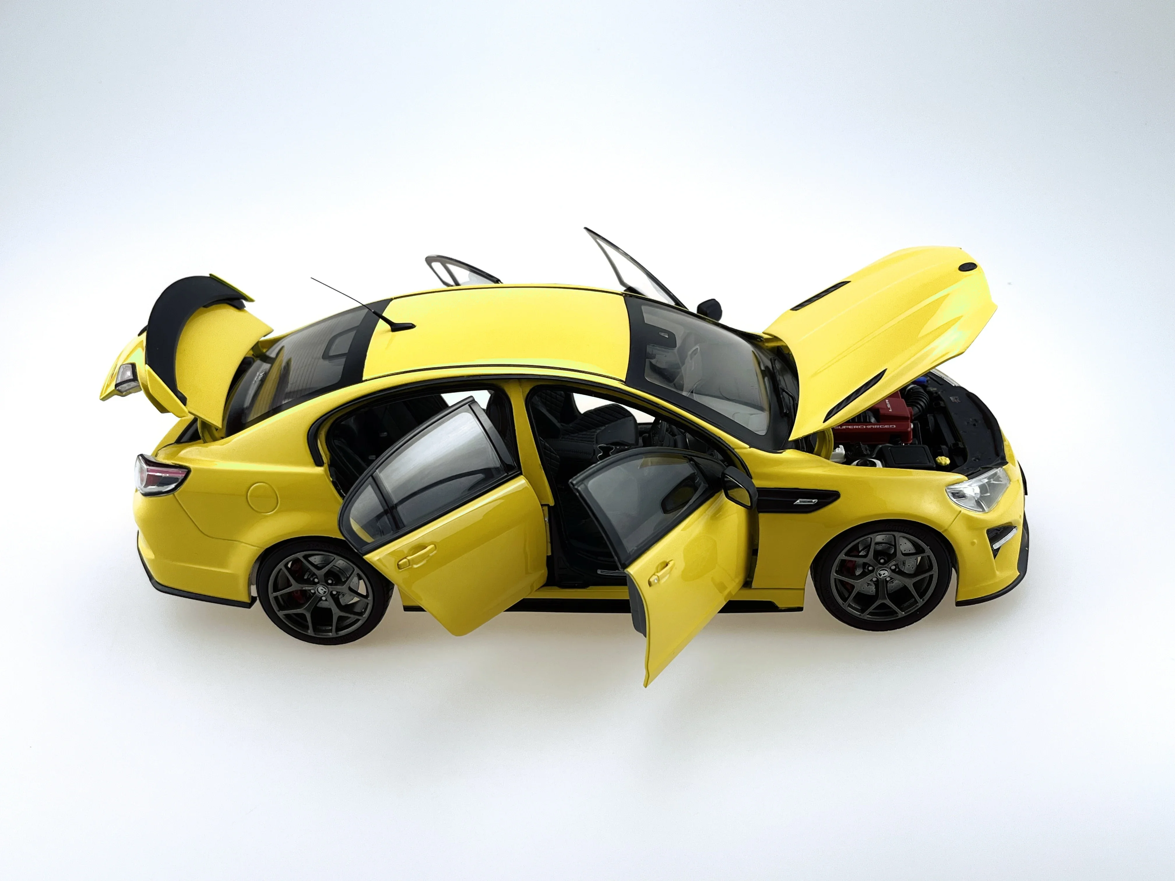 Biante 1:18 Scale Diecast Alloy Australian Horton HSV GT SR Toys Cars Model Yellow Classics Adult Souvenir Gifts Static Display