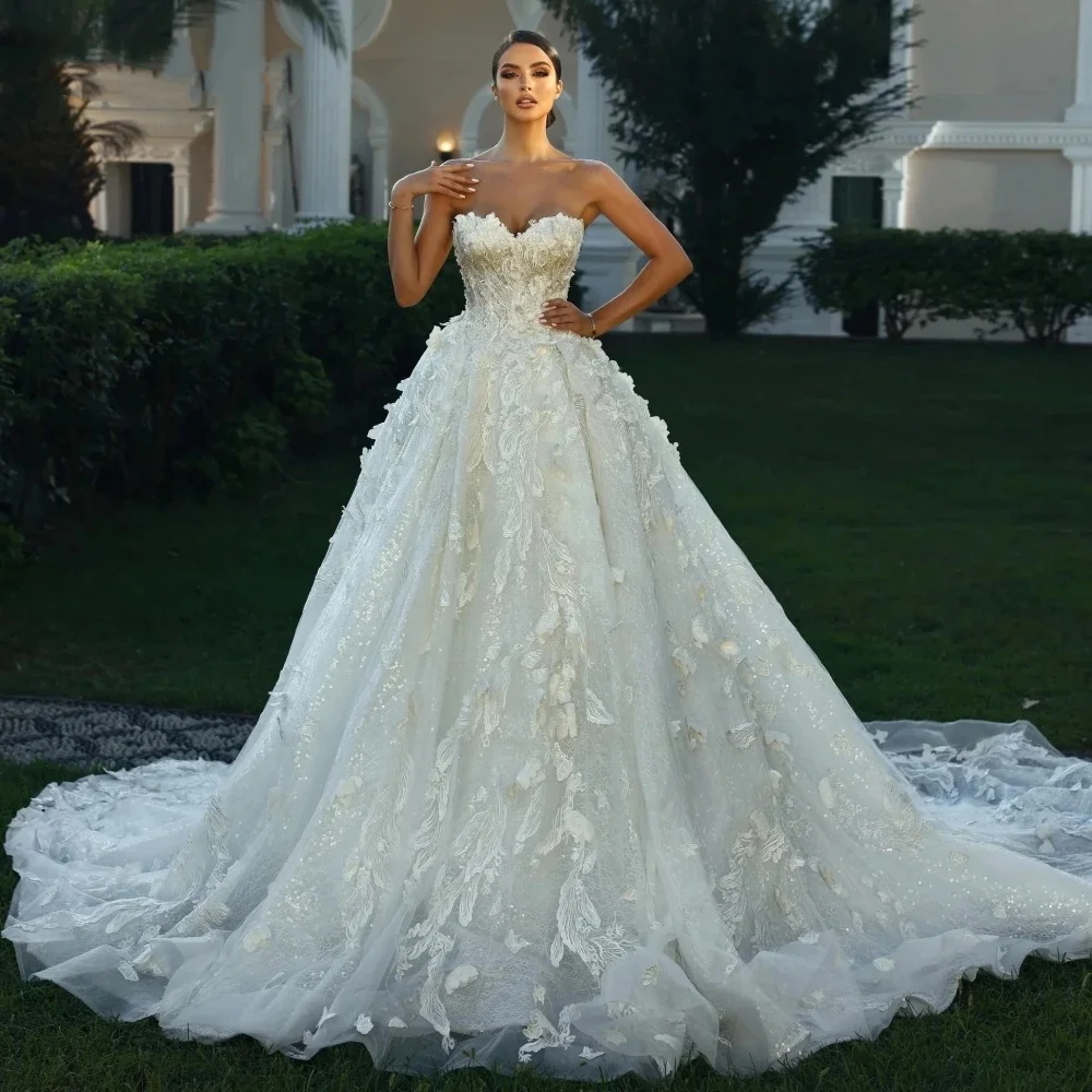 فستان زفاف أنيق على شكل حرف A للنساء بدون حمالات بدون أكمام بدون ظهر زي العرائس مزين بالدانتيل سويب تراين فستان مخصص