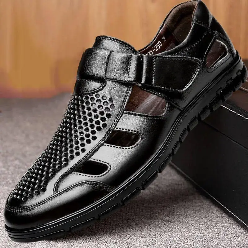 Sandálias de couro genuíno masculino, sapatos casuais de negócios de luxo, sapatos de trabalho antiderrapantes ocos, confortáveis, novos, verão