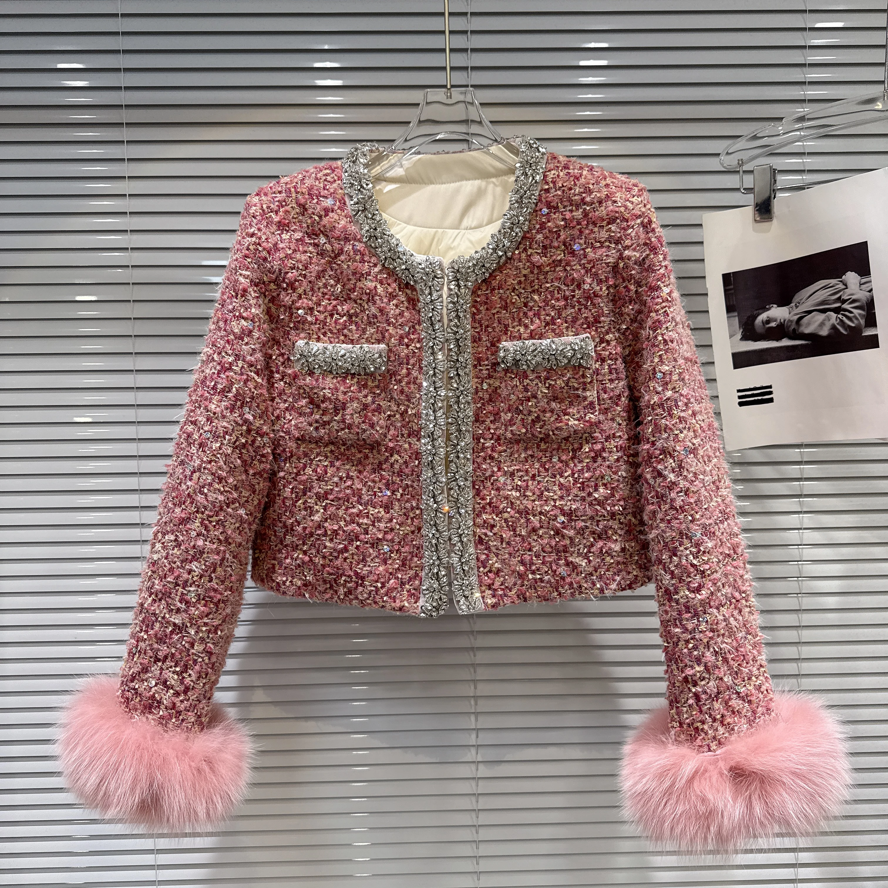 

Зима 2025, новое высококачественное шикарное стильное короткое пальто с рукавами из лисьего меха и заклепками по краям, на подкладке с перьями, топ для женщин, розовые пальто