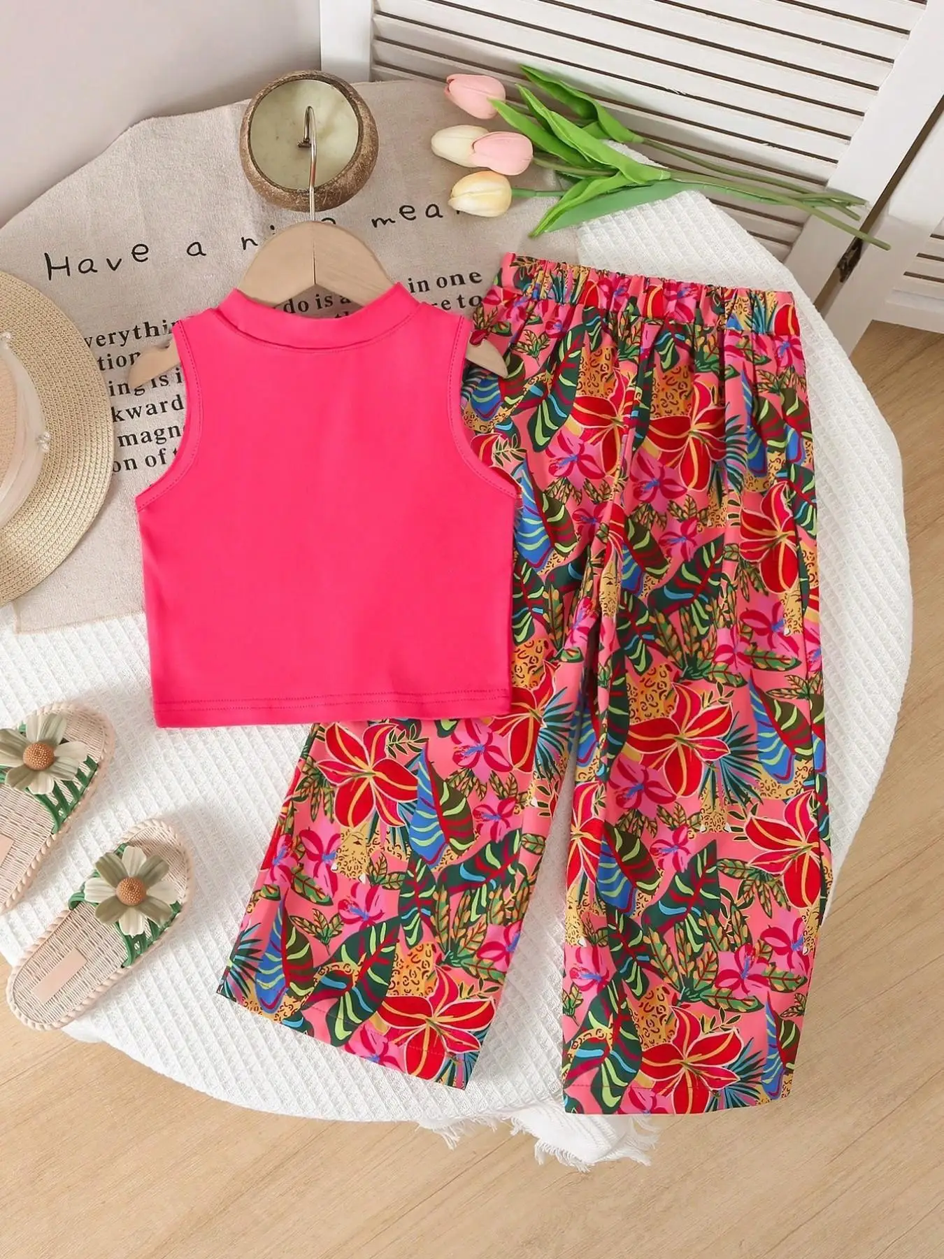 2-teiliges Sommer-Outfit-Set für Mädchen: Ärmelloses Oberteil und Hose mit weitem Bein und elastischem Bund – perfekt für Urlaub und Strand. Stilvolle Summe – Detail 2