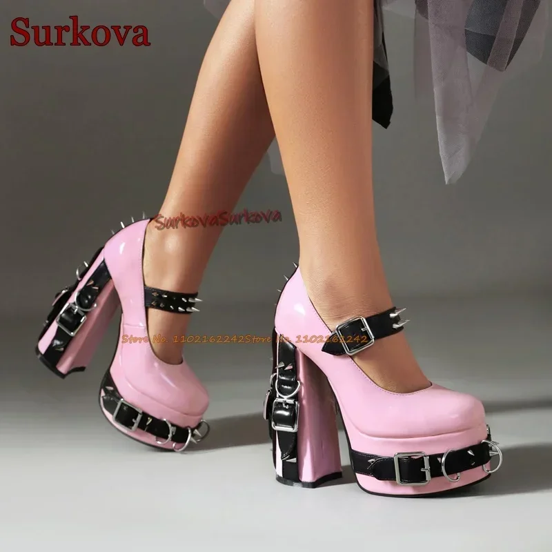 

Розовая цепочка на платформе и высоком каблуке с круглым носком, толстый каблук, пряжка ремня и заклепка, женская обувь, пикантные туфли-лодочки в стиле панк для ночного клуба, сцены, туфли на высоком каблуке