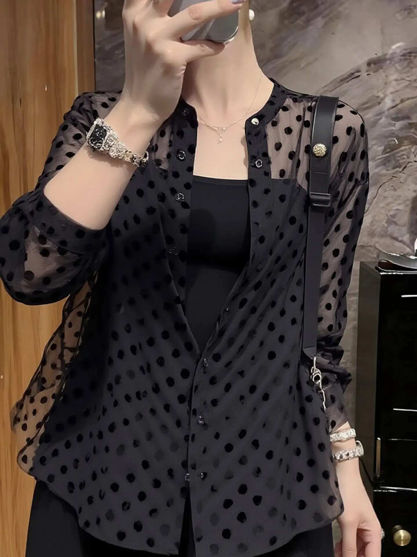 

Ele Korean Sle Long Sve Polka Dot round Ne irt Women's Outerwear Faionable Spring Top Single Button Design
