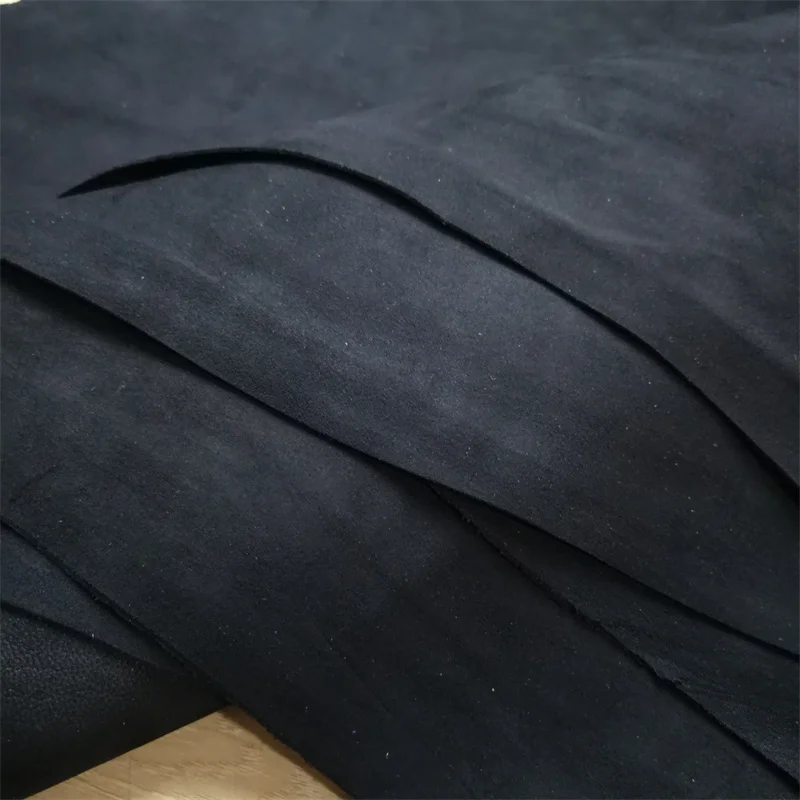 1 mm braunes schwarzes Schaf-Wildleder. Oberleder. Echtlederstoff. Handgefertigtes DIY für Kleidung im Inneren. Paketkante. Ganzes Schaffell – Detail 14