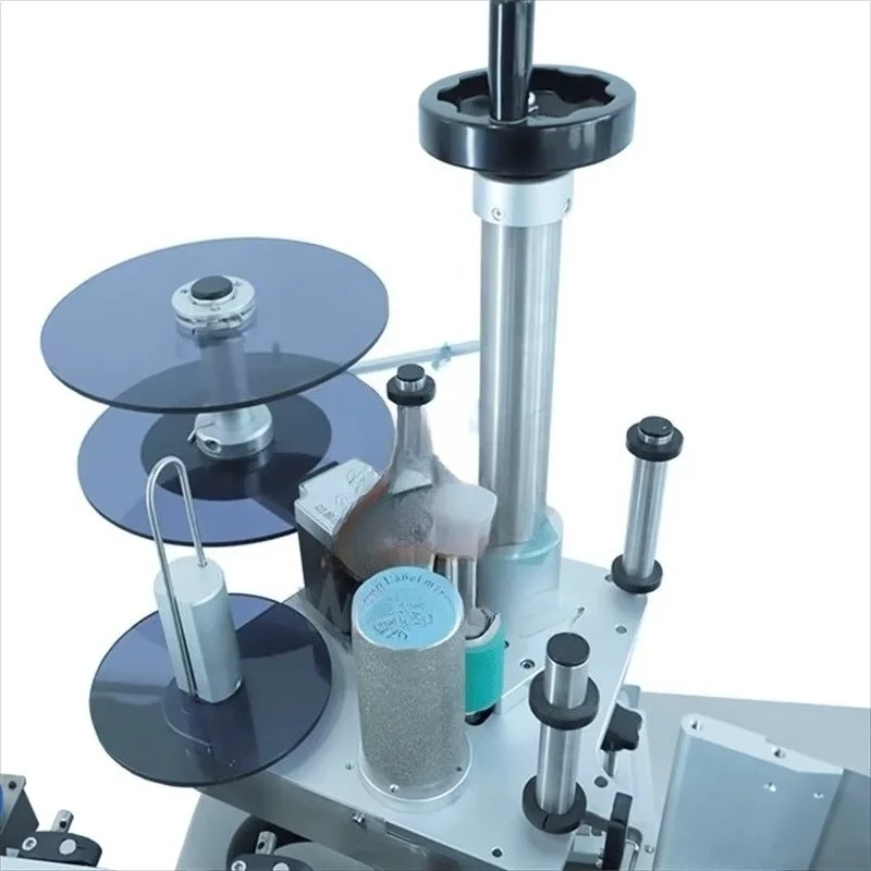 Customized Automatic Round Bottle Labeling Machine High Accuracy Easy Operation Sticker Label Applicator