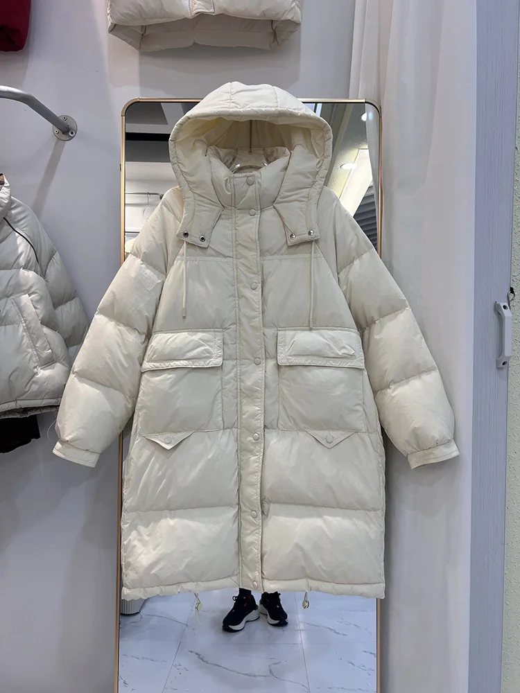 سترة نسائية طويلة بلون سادة شتوية جديدة بغطاء للرأس سميك ودافئ وجيب كبير سترة فضفاضة من ريش البط الأبيض