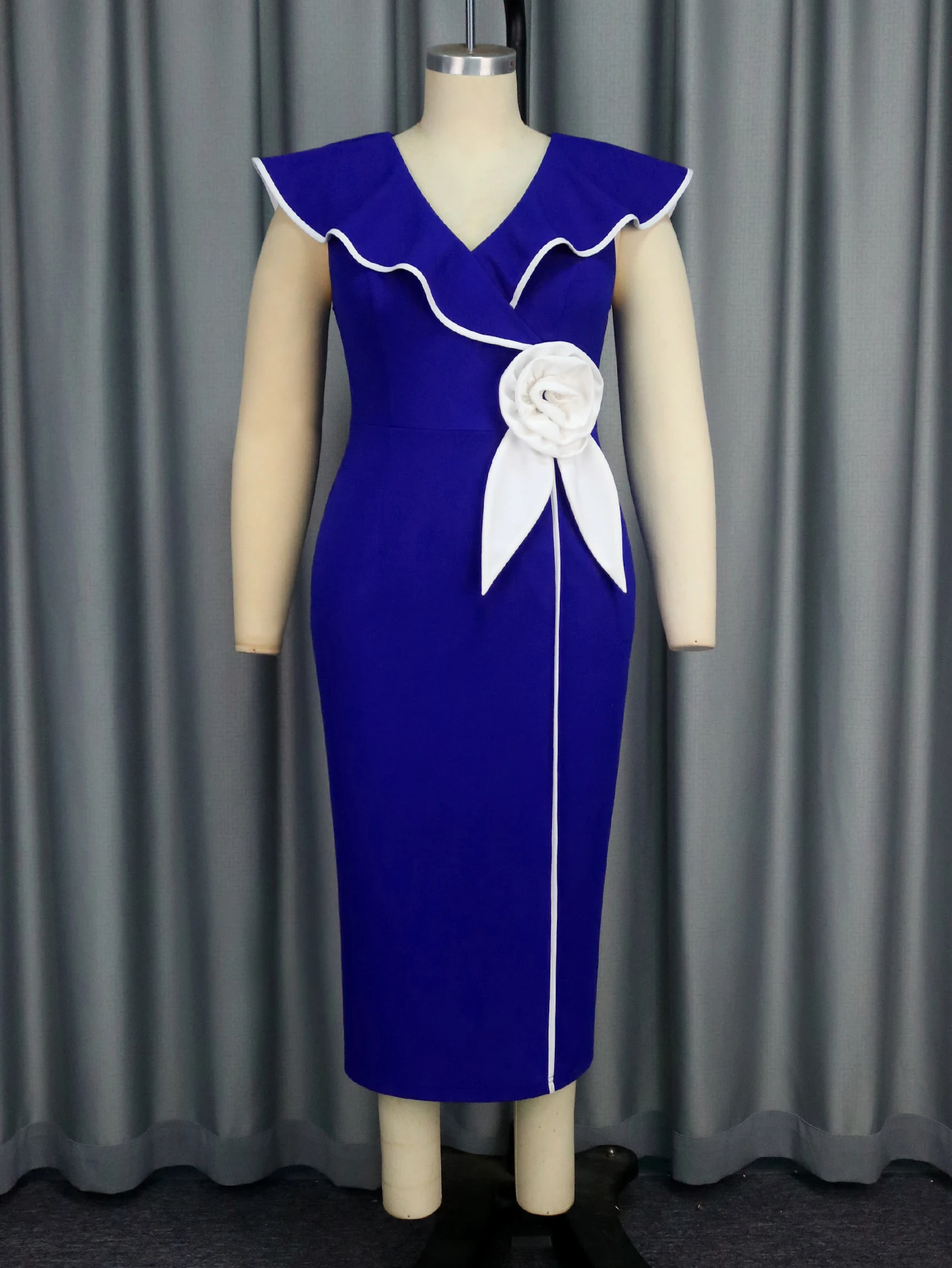 V넥과 3D 꽃 디테일이 있는 러플 트림 바디콘 미디 드레스는 결혼식, 사무실 착용 및 공식적인 특별 행사에 적합합니다.