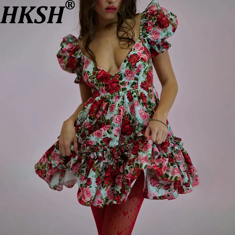 

HKSH 2026, новое летнее женское короткое платье с пышными рукавами и v-образным вырезом на талии, плиссированные сексуальные шикарные платья с оборками HK18027