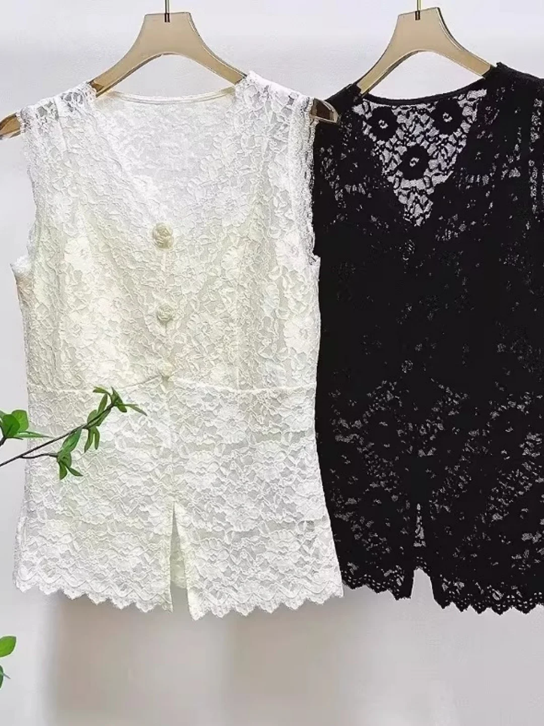 Extra Large 2300c Button Splicing Lace Hook Thin V-neck Top Casual Style Women's Sleeveless Vest Lightweight Summer Fashion