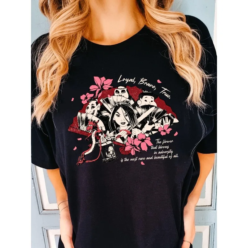 تي شيرت مولان للسيدات من ديزني - شخصيات مولان الرسمية (مولان، كاتربيلر، كريكي، ياولينج، تشيانباو) - تي شيرت خفيف الوزن