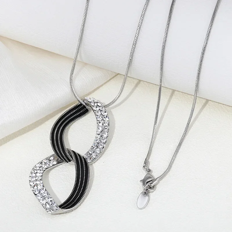 

2025 A brand-new geometric circular long necklace, suitable for women's sweater chains in autumn and winter