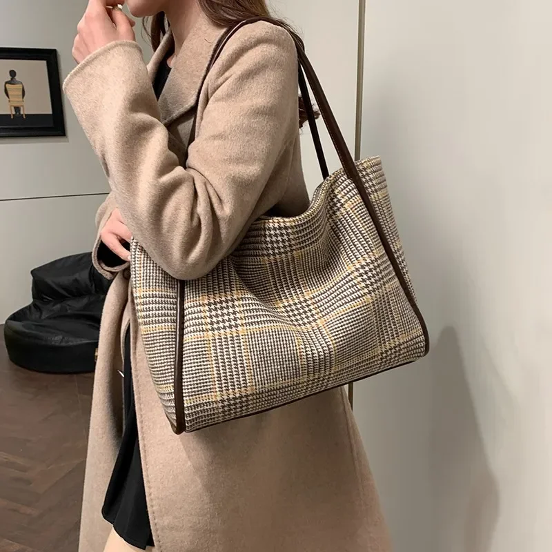 

High End and Large Capacity Commuting Tote Bag for Women 2024 New Versatile and Fashionable Plaid Shoulder Bag Le Paquet Tot Sac