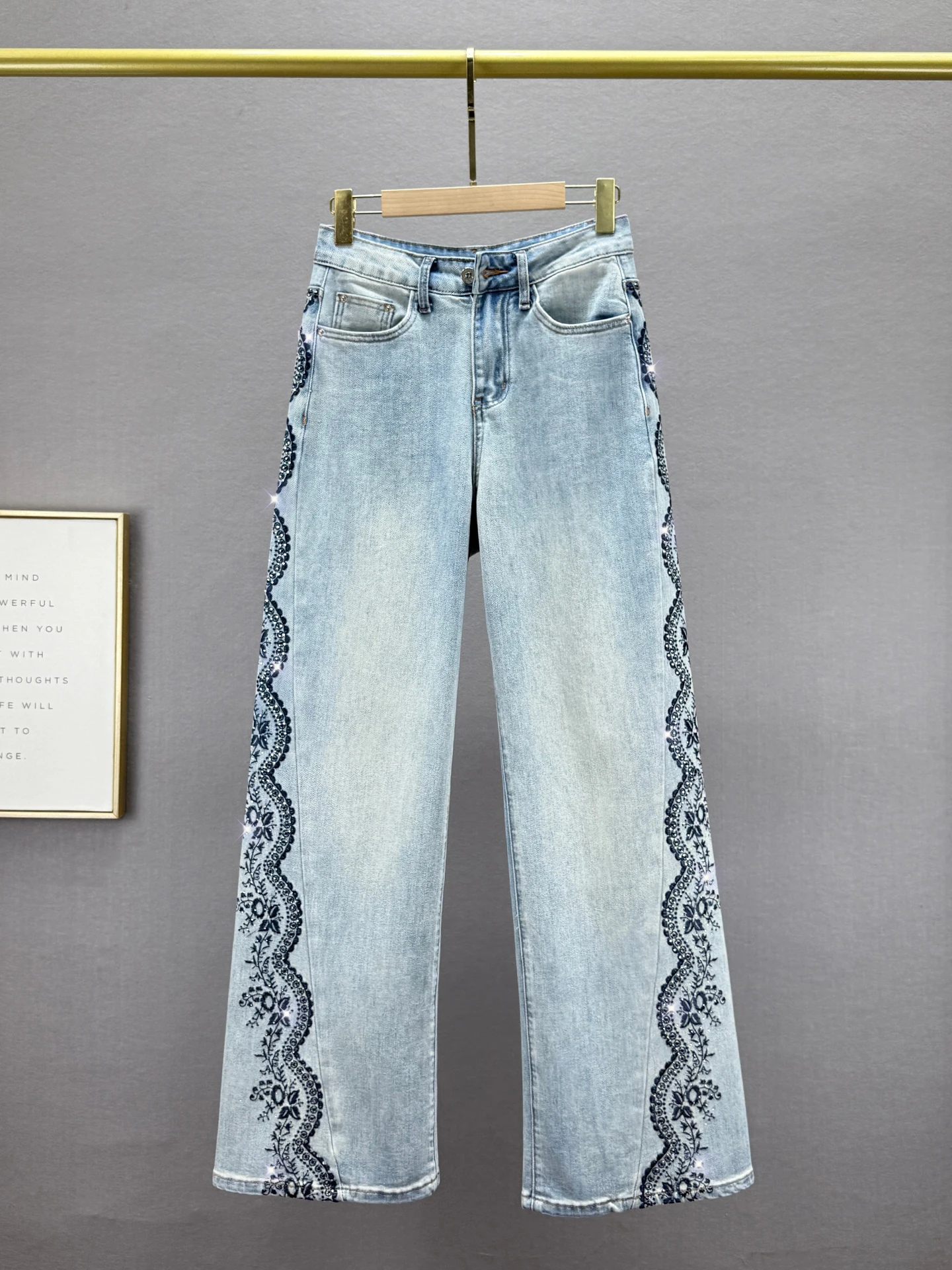 

Ретро джинсы с высокой талией и широкими штанинами для женщин больших размеров, утягивающие, с вышивкой и стразами, повседневные, весенние, модные.