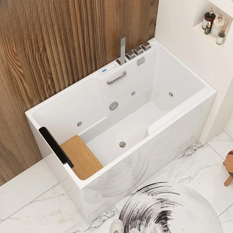 Piccolo appartamento che ha approfondito una piccola vasca da bagno in acrilico integrata seduta indipendente senza cuciture