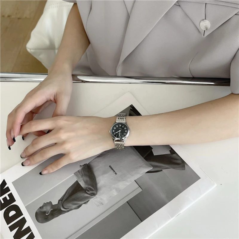 Reloj de cuarzo simple de alta calidad, reloj resistente al agua con correa de acero de temperamento de moda resistente al agua de lujo de nicho elegante para mujer