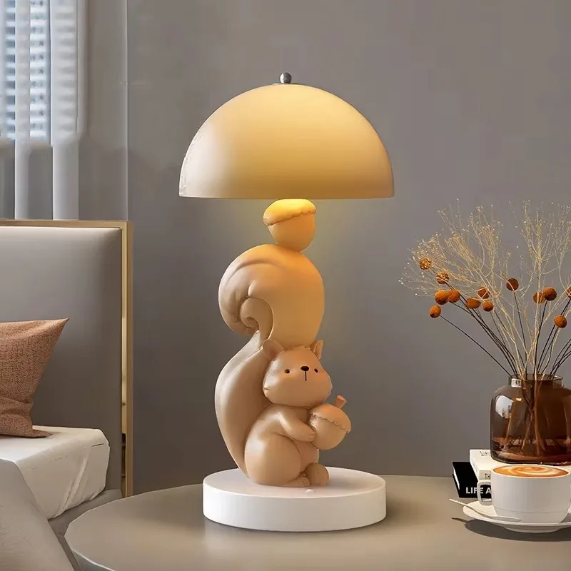 Factory Wholesale Squirrel Sculpture LED Nightlight Lamp Creative Nightstand Decoration for Living Room Bedroom Birthday