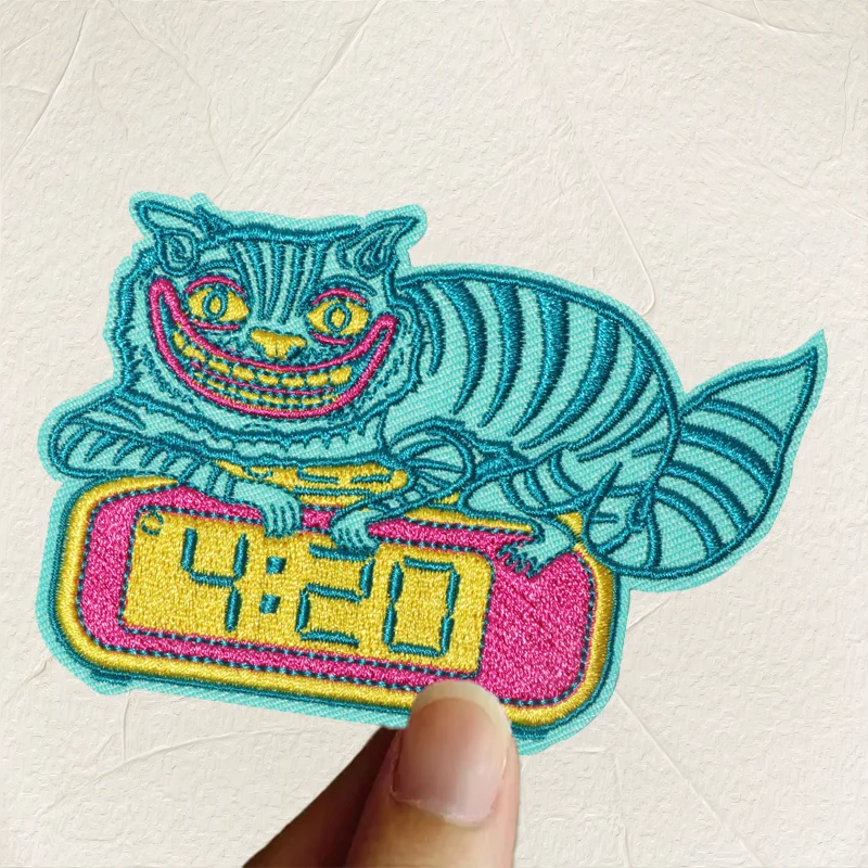1PC Blaue Katze & Uhr Lustige Gestickte Patch Eisen Auf Nähen Auf Patches Für Kleidung Kappe Tasche Jacke DIY geschenk Abzeichen Mit Heißer Kleber