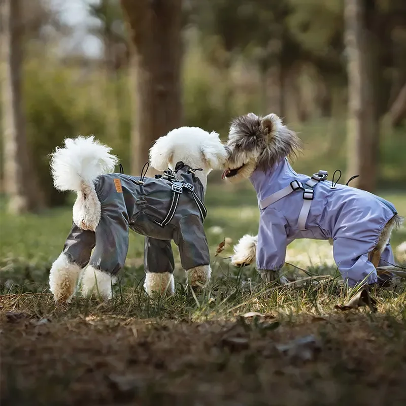 Hunde-Regenmantel mit Geschirr, wasserdichte Jacke für kleine Hunde, verstellbarer, reflektierender Hunde-Regenoverall, vierbeiniger Regenmantel für Haustiere. – Detail 4