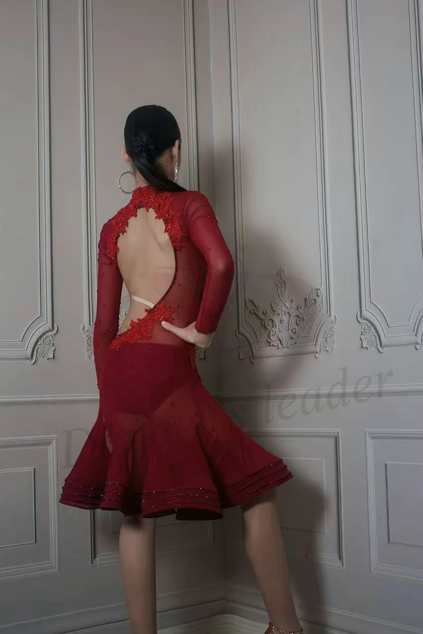 Lateinischer Tanz mit Strasssteinen für Damen, hochwertiges, maßgeschneidertes weinrotes Netz, Quaste, vorderer Brust, Fischgrätenrock, Samba-Performance-Kleid