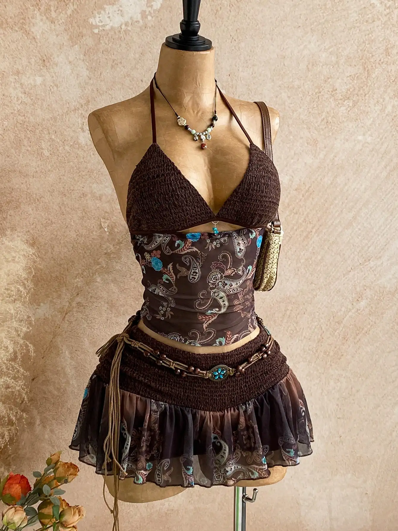 

Комплект из укороченного топа с принтом пейсли в стиле бохо и мини-юбки с рюшами для летнего отдыха