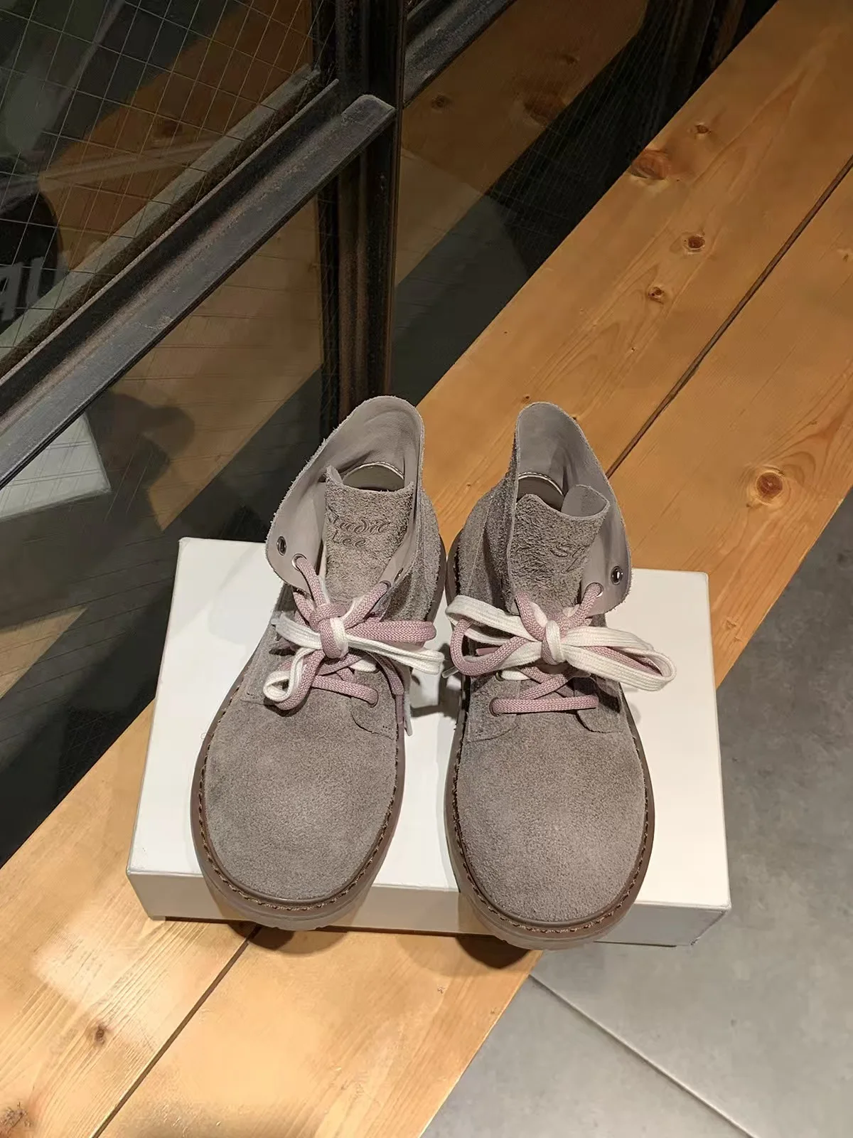 مصمم المرأة حذاء من الجلد الشقق أزياء من الدانتل يصل أحذية شتاء 2025 المشي تشيلسي الأحذية الاتجاه الجديد المصارع موهير دي بوتاس