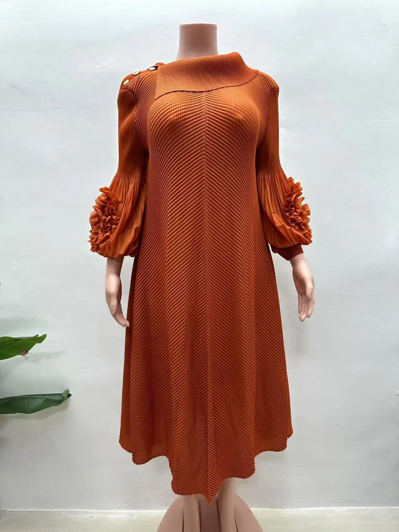 2025 nieuwe losse Miyake jurk modieuze draak schaal geplooide bubble mouw hand aangezwengeld bloem elegante lange damesjurk