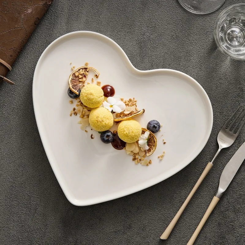 Creative White Heart-Shaped Ceramic Dinner Plate High-End Vegetarian and BBQ Plate Modern 10-Inch Ceramic Tableware Kitchenware