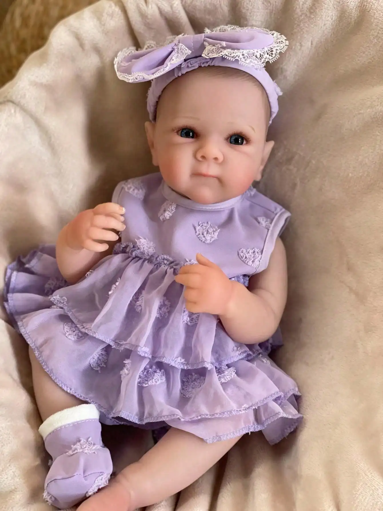 Saskia 45-centymetrowa ręcznie robiona, realistyczna winylowa lalka Reborn, urocza dziewczynka Bettie, wodoodporna noworodka w fioletowej sukience.
