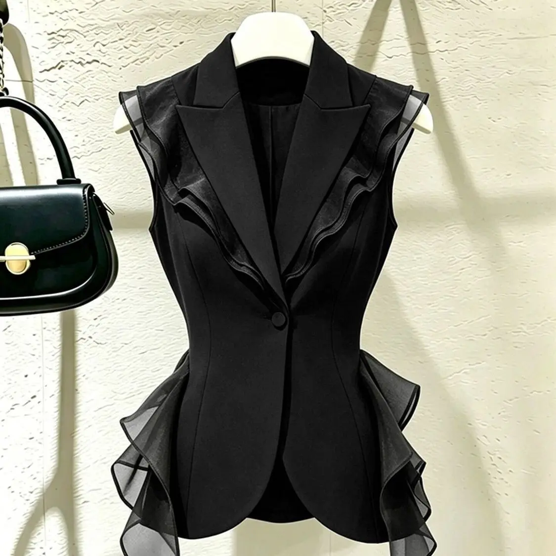 French Petty Bourgeoisie Vest Temperament Light Luxury High Sense Black Ruffle Edge Top 2026 Summer Fashion Foreign Fashionable