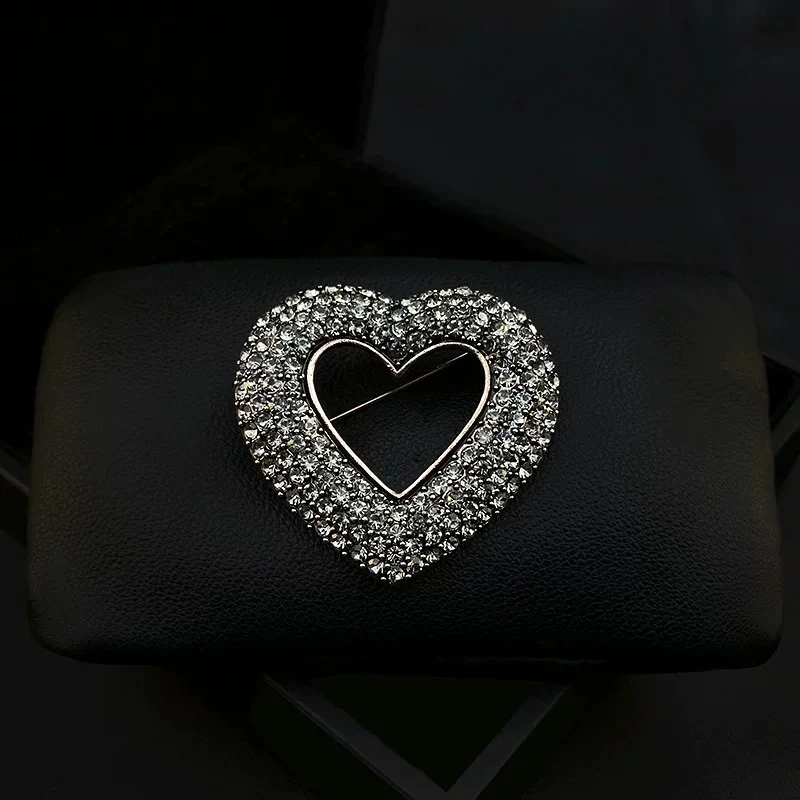 Elegant Full Rhinestone Heart Brooch Women Lapel Pin Luxury French Suit Dress Shawl Decor Valentine Wedding Party Jewelry Gift