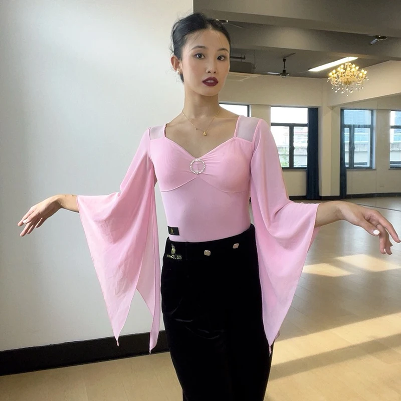 ملابس علوية لقاعة الرقص الوردية لعام 2025 للسيدات بأكمام عائمة ملابس رقص لاتينية للبالغين ملابس ممارسة الرقص الفالس DNV25244