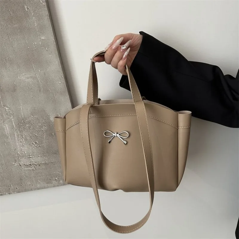 

Stylish Designer Classic Diaper Bag A Large Capacity Solid Color Leather Tote Bag For Elegant Luxury Women