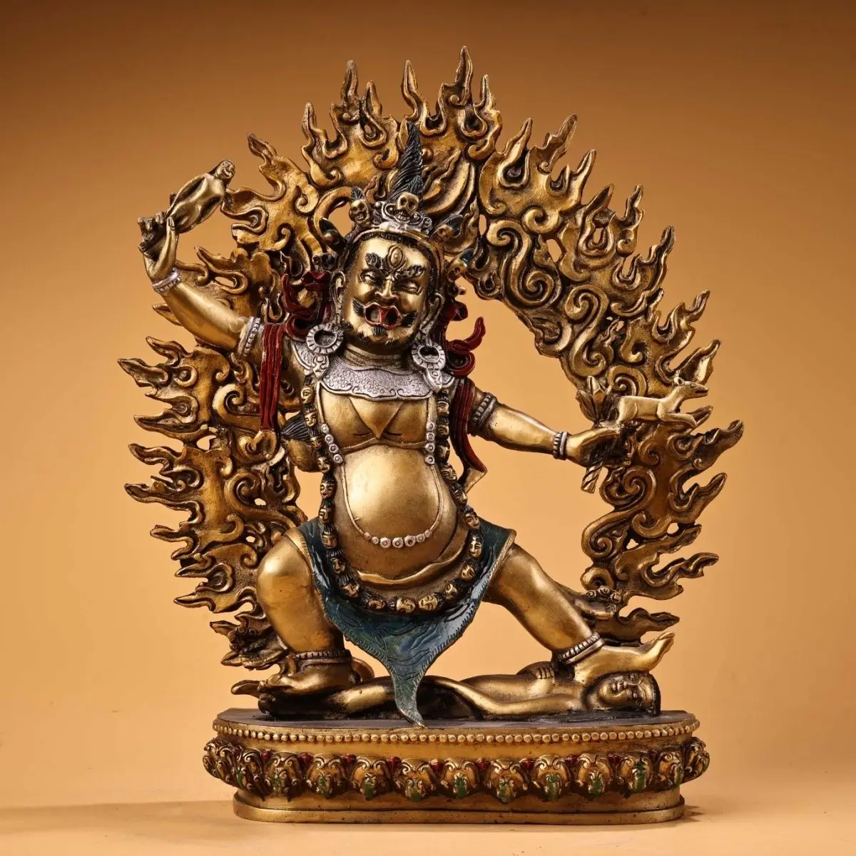 Treasure old collection high relief chisel engraved painted gold-painted diamond hand weight 2300 grams high 30 cm wide 26 cm