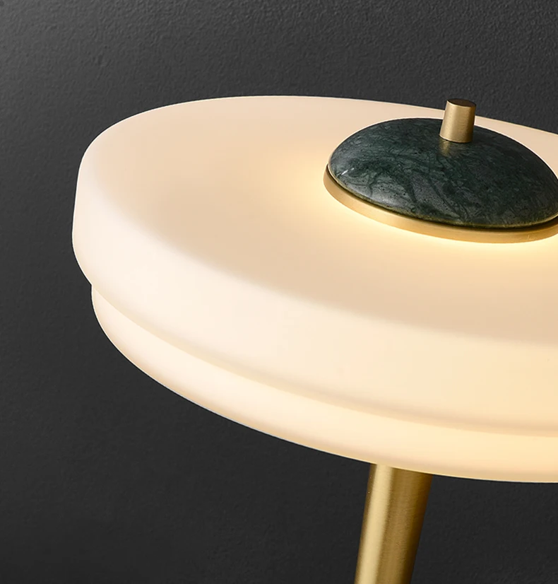 Lampe de table moderne du milieu du siècle, corps en aluminium, verre et cuivre, bureau de lecture avec design Art déco pour hôtels et études