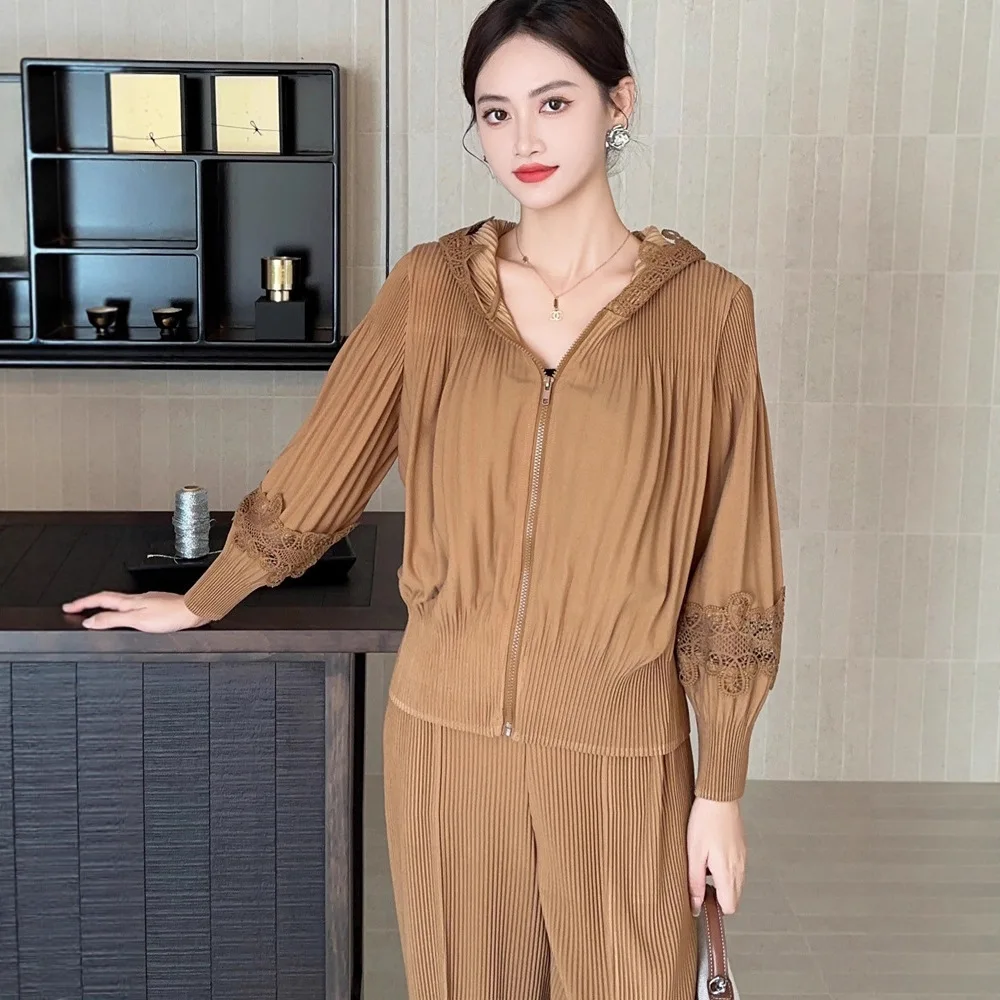 

Miyake Folds 2025 Autumn Outfit New Women's New Casual Sports Style Hooded Jacket Design Lace Spliced ​​zipper Cardigan Top