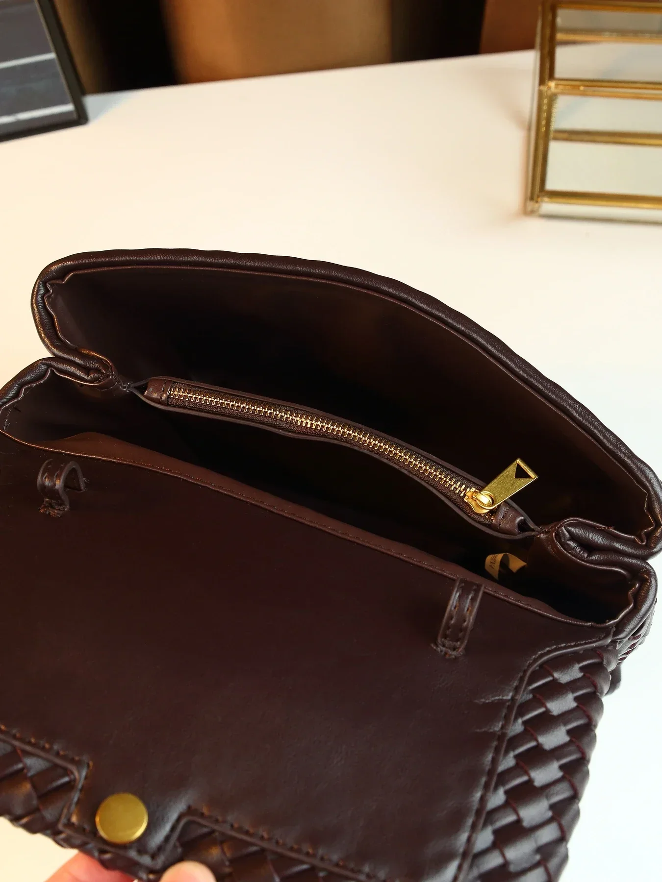 Hand-woven women's bags are simple and atmospheric commuting briefcases, casual and versatile large-capacity handbags.